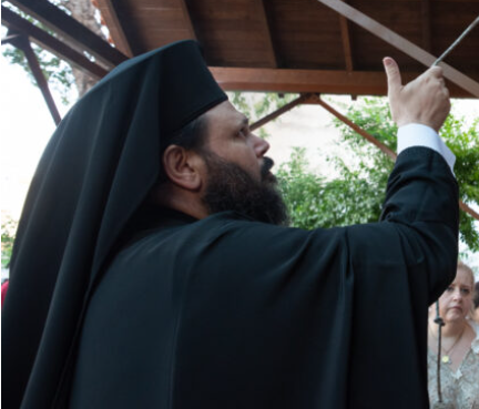 Διακριτικό εικαστικό στοιχείο στη θέση προσωπογραφίας.